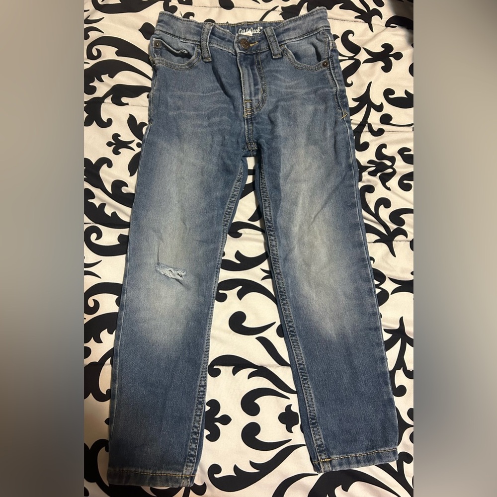 💰2/$10 Cat& Jack kids denim jeans w/ a knee hole- size 5